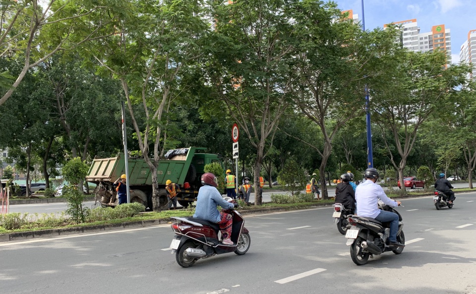 “Choáng váng” vì mùi hôi thối trên đại lộ Mai Chí Thọ, nghi do... phân bò - 3 “Choáng váng” vì mùi hôi thối trên đại lộ Mai Chí Thọ, nghi do... phân bò - 3