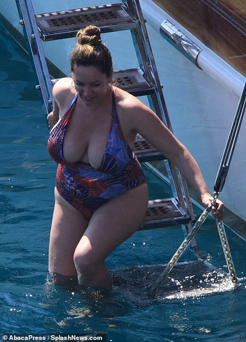 Kelly Brook tự tin khoe vòng một ngoại cỡ - 3 Kelly Brook tự tin khoe vòng một ngoại cỡ - 3