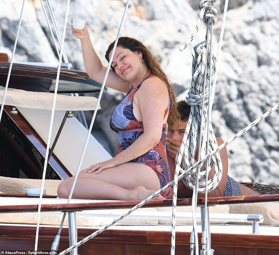Kelly Brook tự tin khoe vòng một ngoại cỡ - 6 Kelly Brook tự tin khoe vòng một ngoại cỡ - 6