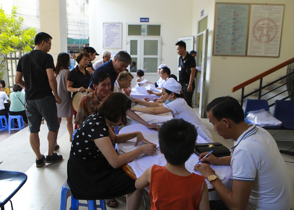 Sau vụ cháy Công ty Rạng Đông: Lo nhiễm độc, người dân ùn ùn đi khám - 2 Sau vụ cháy Công ty Rạng Đông: Lo nhiễm độc, người dân ùn ùn đi khám - 2