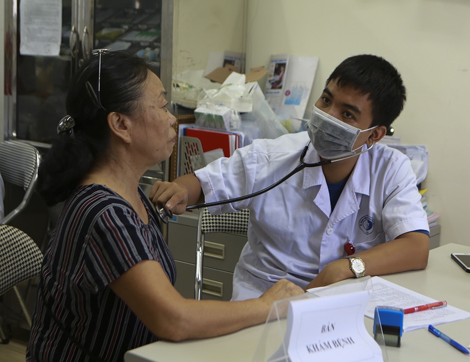 Sau vụ cháy Công ty Rạng Đông: Lo nhiễm độc, người dân ùn ùn đi khám - 3 Sau vụ cháy Công ty Rạng Đông: Lo nhiễm độc, người dân ùn ùn đi khám - 3