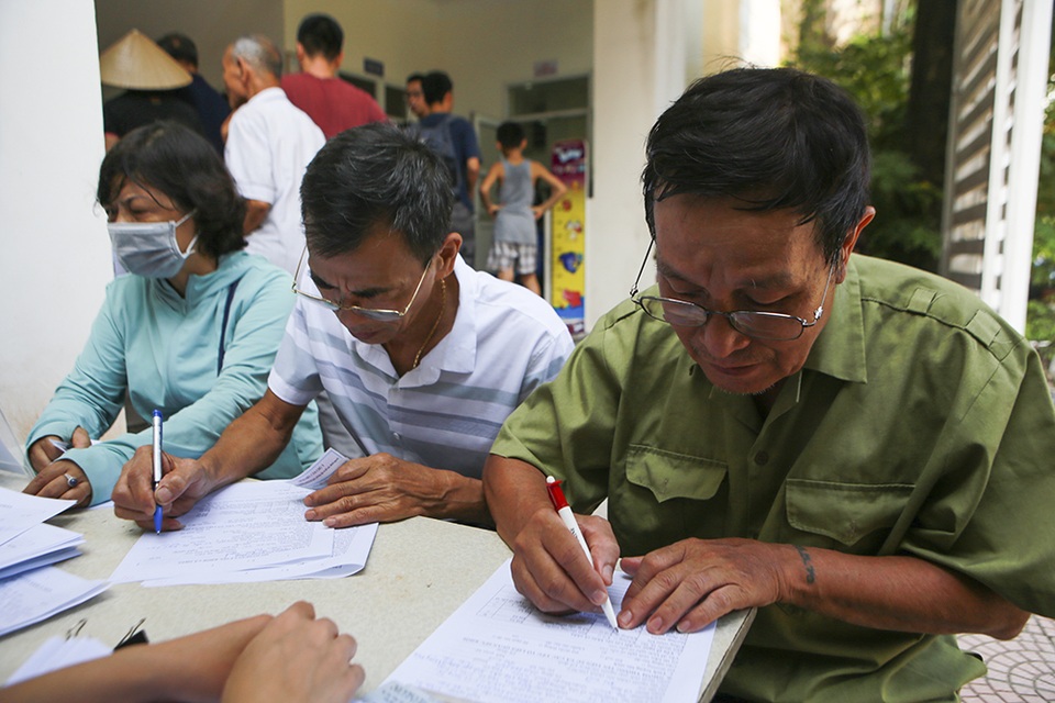 Sau vụ cháy Công ty Rạng Đông: Lo nhiễm độc, người dân ùn ùn đi khám - 6 Sau vụ cháy Công ty Rạng Đông: Lo nhiễm độc, người dân ùn ùn đi khám - 6