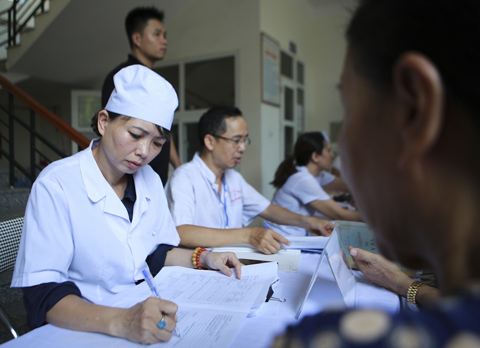 Sau vụ cháy Công ty Rạng Đông: Lo nhiễm độc, người dân ùn ùn đi khám - 7 Sau vụ cháy Công ty Rạng Đông: Lo nhiễm độc, người dân ùn ùn đi khám - 7