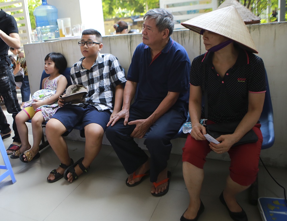 Sau vụ cháy Công ty Rạng Đông: Lo nhiễm độc, người dân ùn ùn đi khám - 8 Sau vụ cháy Công ty Rạng Đông: Lo nhiễm độc, người dân ùn ùn đi khám - 8