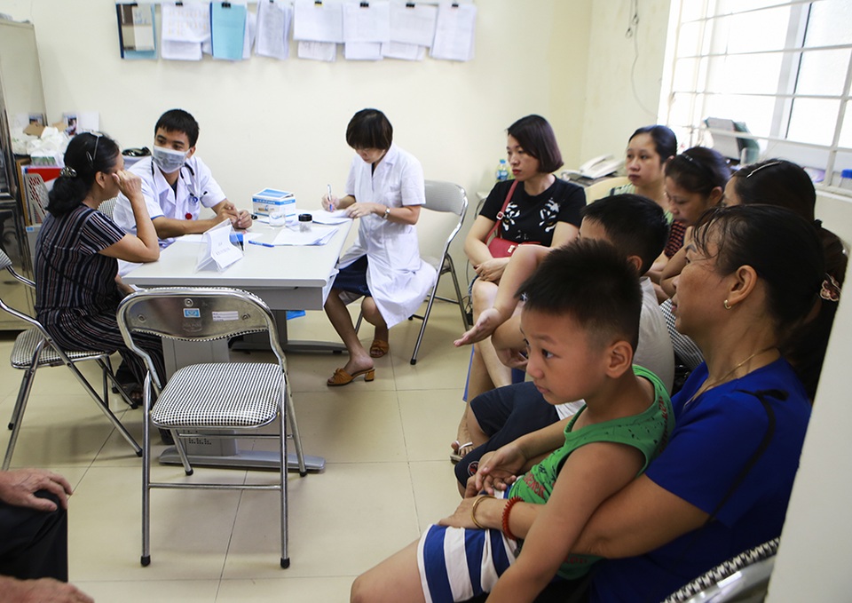 Sau vụ cháy Công ty Rạng Đông: Lo nhiễm độc, người dân ùn ùn đi khám - 10 Sau vụ cháy Công ty Rạng Đông: Lo nhiễm độc, người dân ùn ùn đi khám - 10