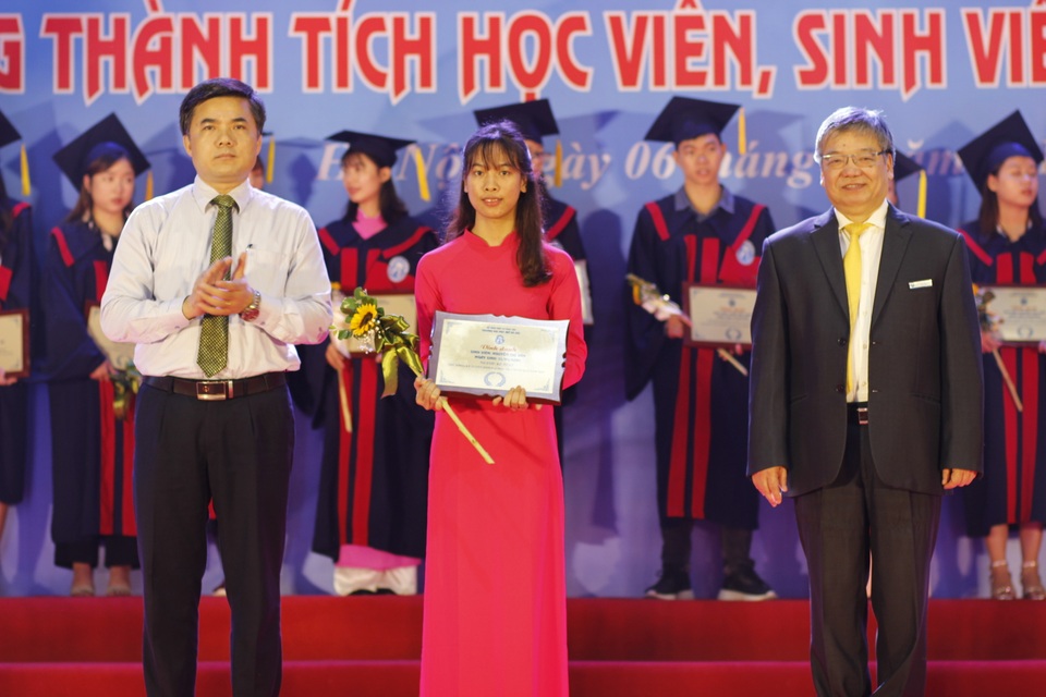 Trường ĐH Mở Hà Nội “Nói không với rác thải nhựa” trong lễ khai giảng - 2 Trường ĐH Mở Hà Nội “Nói không với rác thải nhựa” trong lễ khai giảng - 2