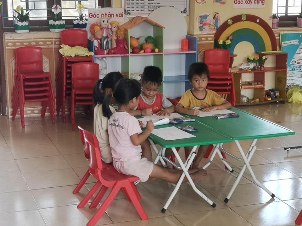 Người dân tiếp tục cho con em nghỉ học để phản đối dự án bãi chứa và bến thủy trên sông - 1 Người dân tiếp tục cho con em nghỉ học để phản đối dự án bãi chứa và bến thủy trên sông - 1