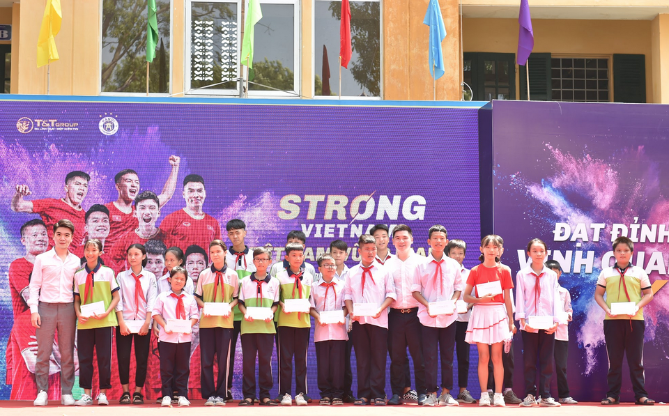 Quang Hải, Văn Hậu giao lưu với người hâm mộ trong chương trình Strong Vietnam - 3 Quang Hải, Văn Hậu giao lưu với người hâm mộ trong chương trình Strong Vietnam - 3