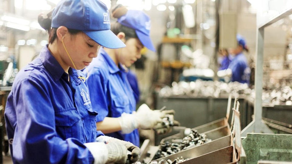 Gần 1.000 công nhân may đình công, thu hẹp còn 2 loại hợp đồng lao động… - 5 Gần 1.000 công nhân may đình công, thu hẹp còn 2 loại hợp đồng lao động… - 5