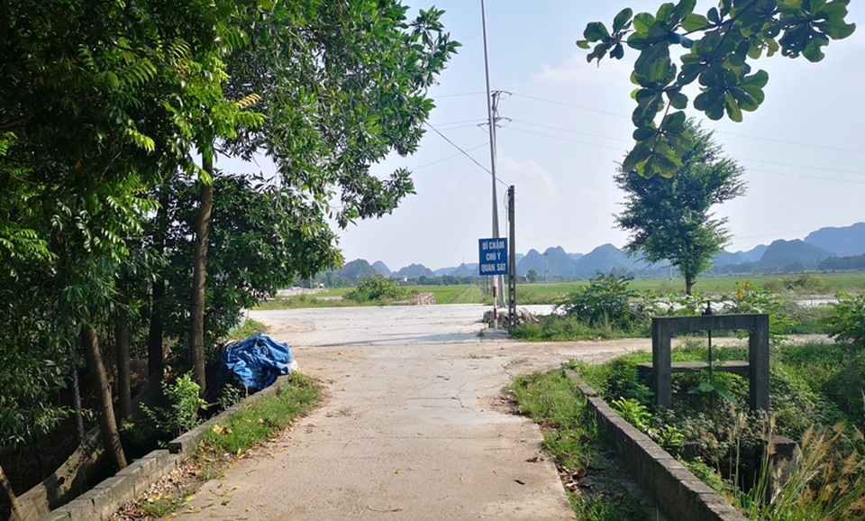 Người dân tiếp tục cho con em nghỉ học để phản đối dự án bãi chứa và bến thủy trên sông - 3 Người dân tiếp tục cho con em nghỉ học để phản đối dự án bãi chứa và bến thủy trên sông - 3