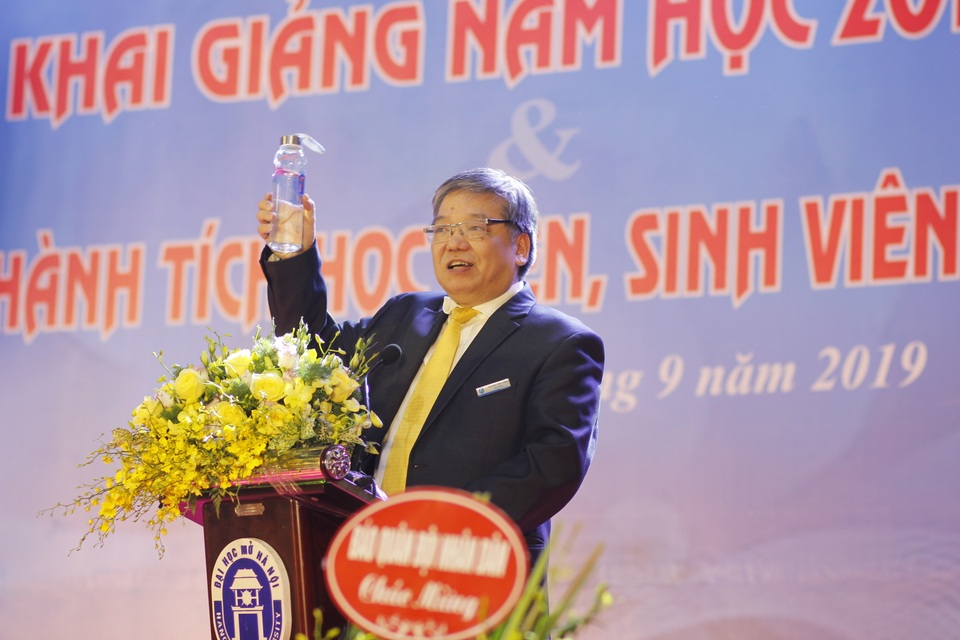 Trường ĐH Mở Hà Nội “Nói không với rác thải nhựa” trong lễ khai giảng - 4 Trường ĐH Mở Hà Nội “Nói không với rác thải nhựa” trong lễ khai giảng - 4