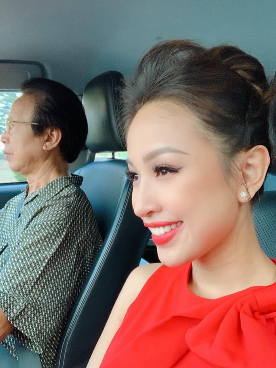 Vân Hugo khoe khoảnh khắc bình yên bên người đàn ông đặc biệt của cuộc đời - 1 Vân Hugo khoe khoảnh khắc bình yên bên người đàn ông đặc biệt của cuộc đời - 1
