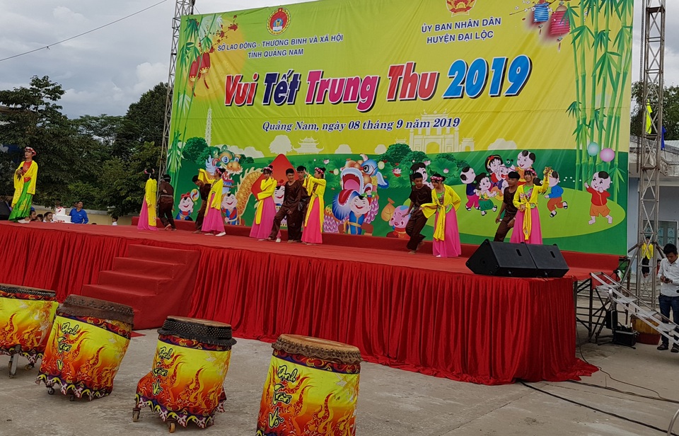 Thủ tướng trao quà Trung Thu đến các em học sinh tại Quảng Nam Thủ tướng trao quà Trung Thu đến các em học sinh tại Quảng Nam