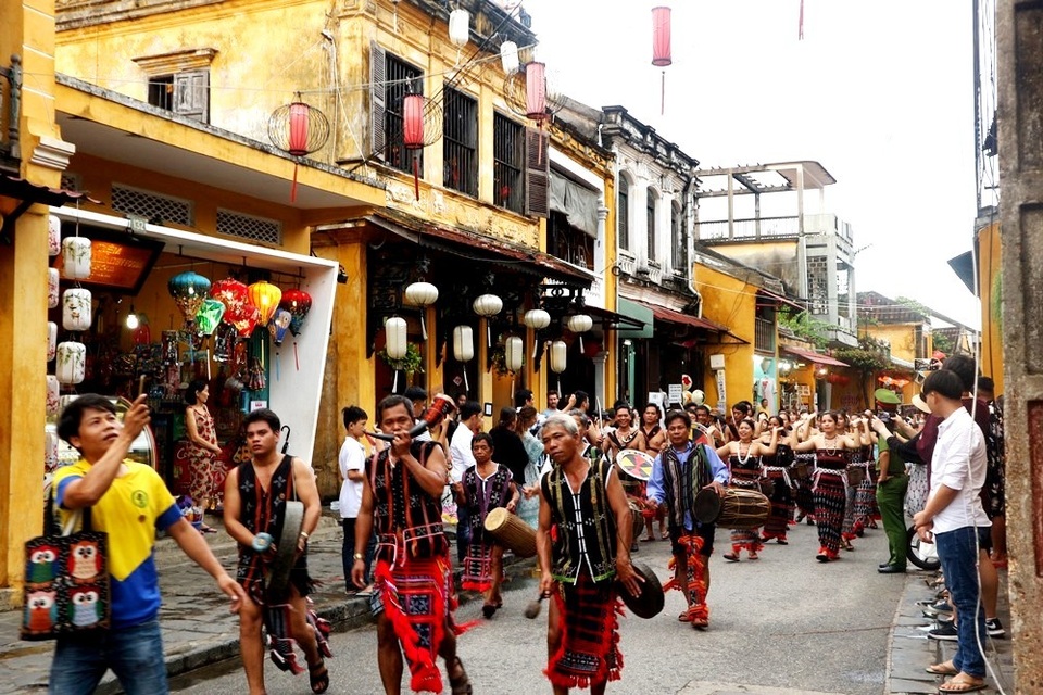 Màn trình diễn nhạc cụ dân tộc ấn tượng trên đường phố Hội An - 1 Màn trình diễn nhạc cụ dân tộc ấn tượng trên đường phố Hội An - 1