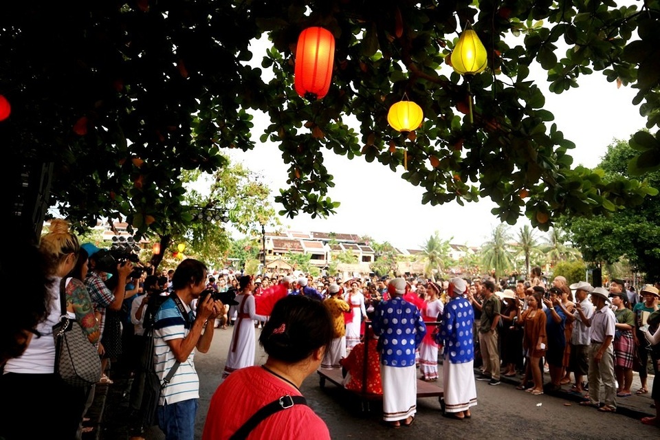 Màn trình diễn nhạc cụ dân tộc ấn tượng trên đường phố Hội An - 11 Màn trình diễn nhạc cụ dân tộc ấn tượng trên đường phố Hội An - 11