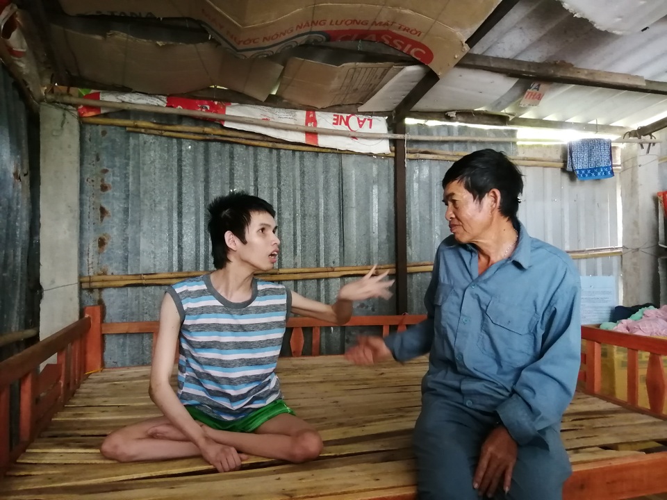 Nghẹn ngào cảnh gà trống bệnh tật sống lay lắt nuôi con tật nguyền - 9 Nghẹn ngào cảnh gà trống bệnh tật sống lay lắt nuôi con tật nguyền - 9