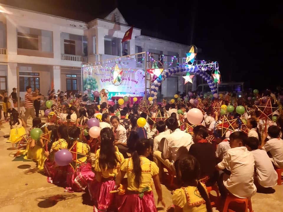 Chương trình “Vầng trăng yêu thương” đến với trẻ em xã biên giới Tam Hợp - 4 Chương trình “Vầng trăng yêu thương” đến với trẻ em xã biên giới Tam Hợp - 4