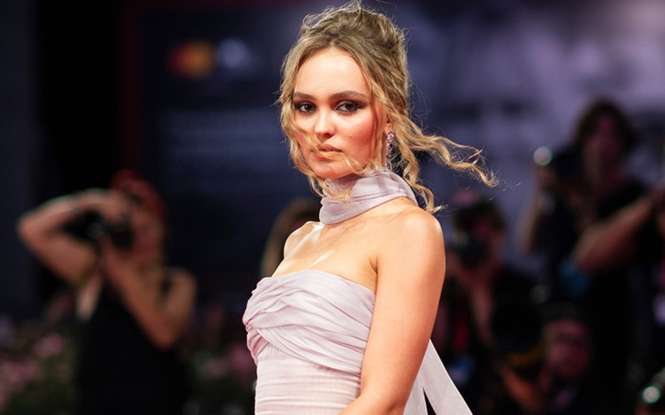 Con gái Johnny Depp lo sợ mình... “yêu muộn” so với chúng bạn - 1