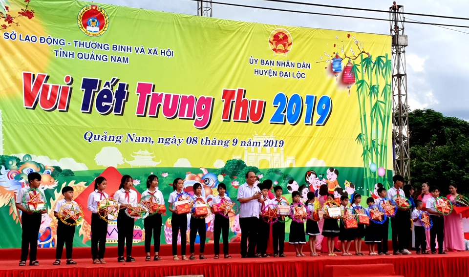 Thủ tướng trao quà Trung Thu đến các em học sinh tại Quảng Nam Thủ tướng trao quà Trung Thu đến các em học sinh tại Quảng Nam