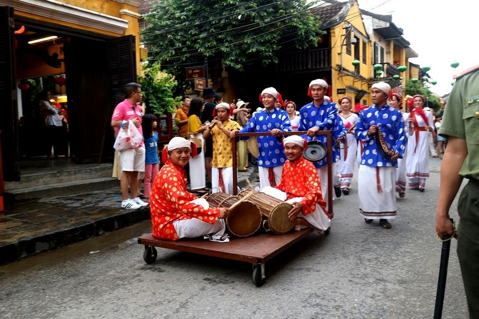 Màn trình diễn nhạc cụ dân tộc ấn tượng trên đường phố Hội An - 3 Màn trình diễn nhạc cụ dân tộc ấn tượng trên đường phố Hội An - 3