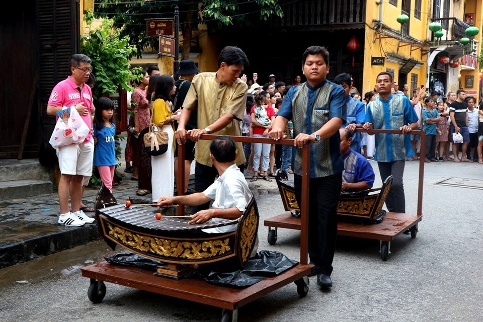 Màn trình diễn nhạc cụ dân tộc ấn tượng trên đường phố Hội An - 4 Màn trình diễn nhạc cụ dân tộc ấn tượng trên đường phố Hội An - 4