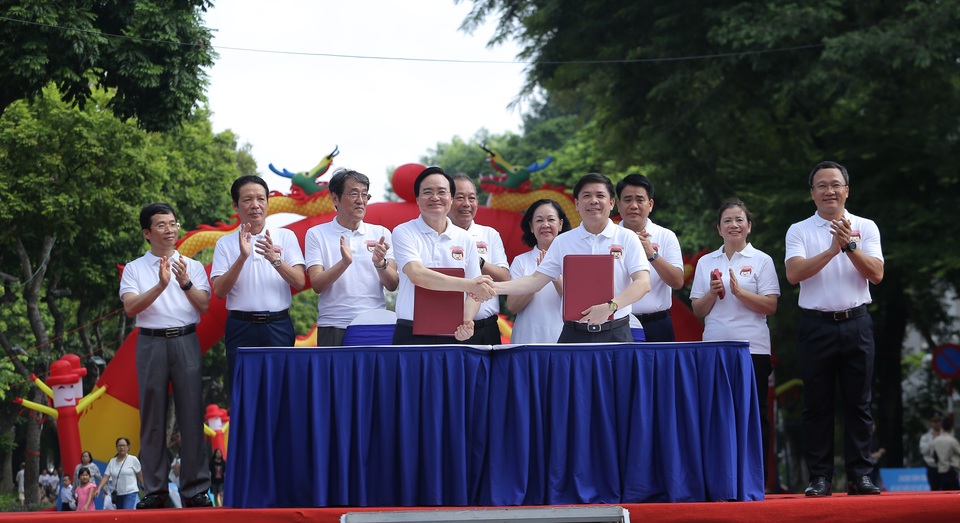 3000 học sinh lớp 1 xuống đường vận động “Đội mũ bảo hiểm cho trẻ em” - 6 3000 học sinh lớp 1 xuống đường vận động “Đội mũ bảo hiểm cho trẻ em” - 6