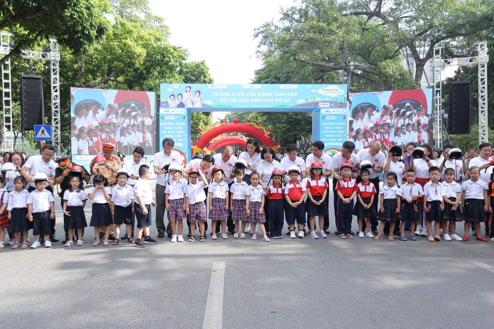 3000 học sinh lớp 1 xuống đường vận động “Đội mũ bảo hiểm cho trẻ em” - 7 3000 học sinh lớp 1 xuống đường vận động “Đội mũ bảo hiểm cho trẻ em” - 7