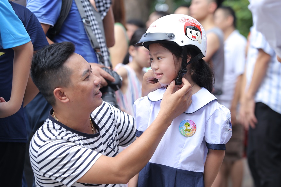 3000 học sinh lớp 1 xuống đường vận động “Đội mũ bảo hiểm cho trẻ em” - 8 3000 học sinh lớp 1 xuống đường vận động “Đội mũ bảo hiểm cho trẻ em” - 8