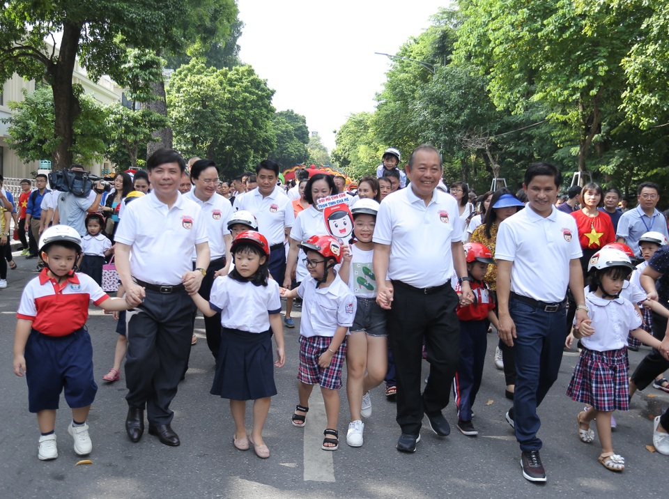 3000 học sinh lớp 1 xuống đường vận động “Đội mũ bảo hiểm cho trẻ em” - 9 3000 học sinh lớp 1 xuống đường vận động “Đội mũ bảo hiểm cho trẻ em” - 9