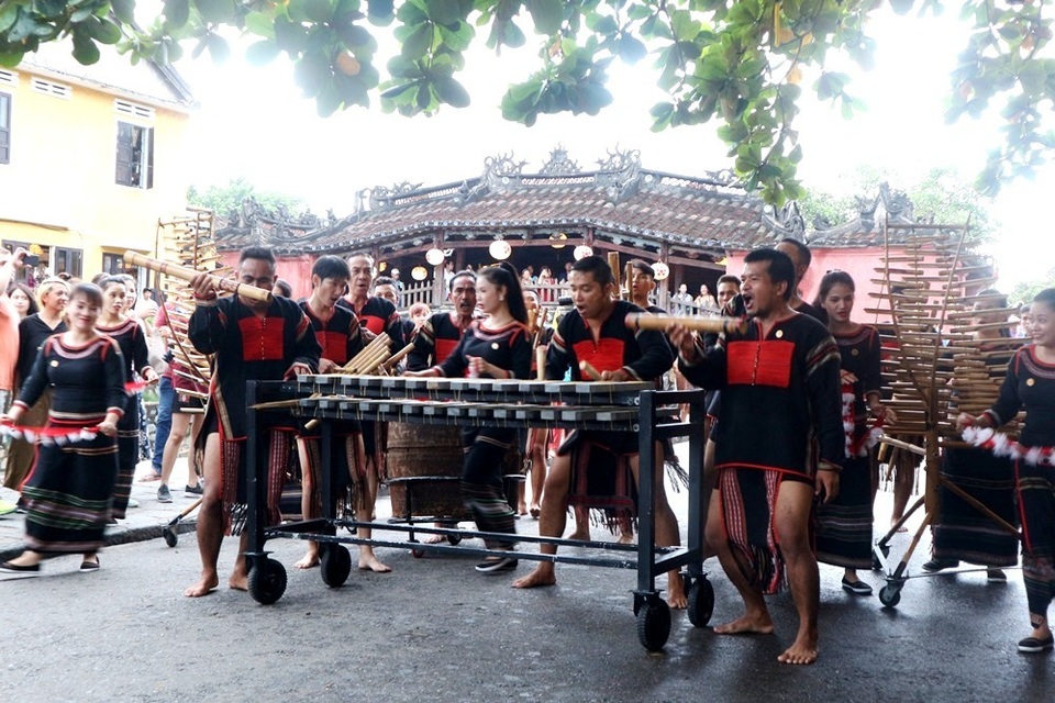Màn trình diễn nhạc cụ dân tộc ấn tượng trên đường phố Hội An - 9 Màn trình diễn nhạc cụ dân tộc ấn tượng trên đường phố Hội An - 9