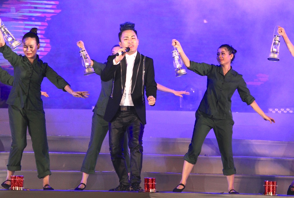 Ấn tượng chương trình nghệ thuật đặc biệt “Bến Thủy anh hùng” - 8 Ấn tượng chương trình nghệ thuật đặc biệt “Bến Thủy anh hùng” - 8
