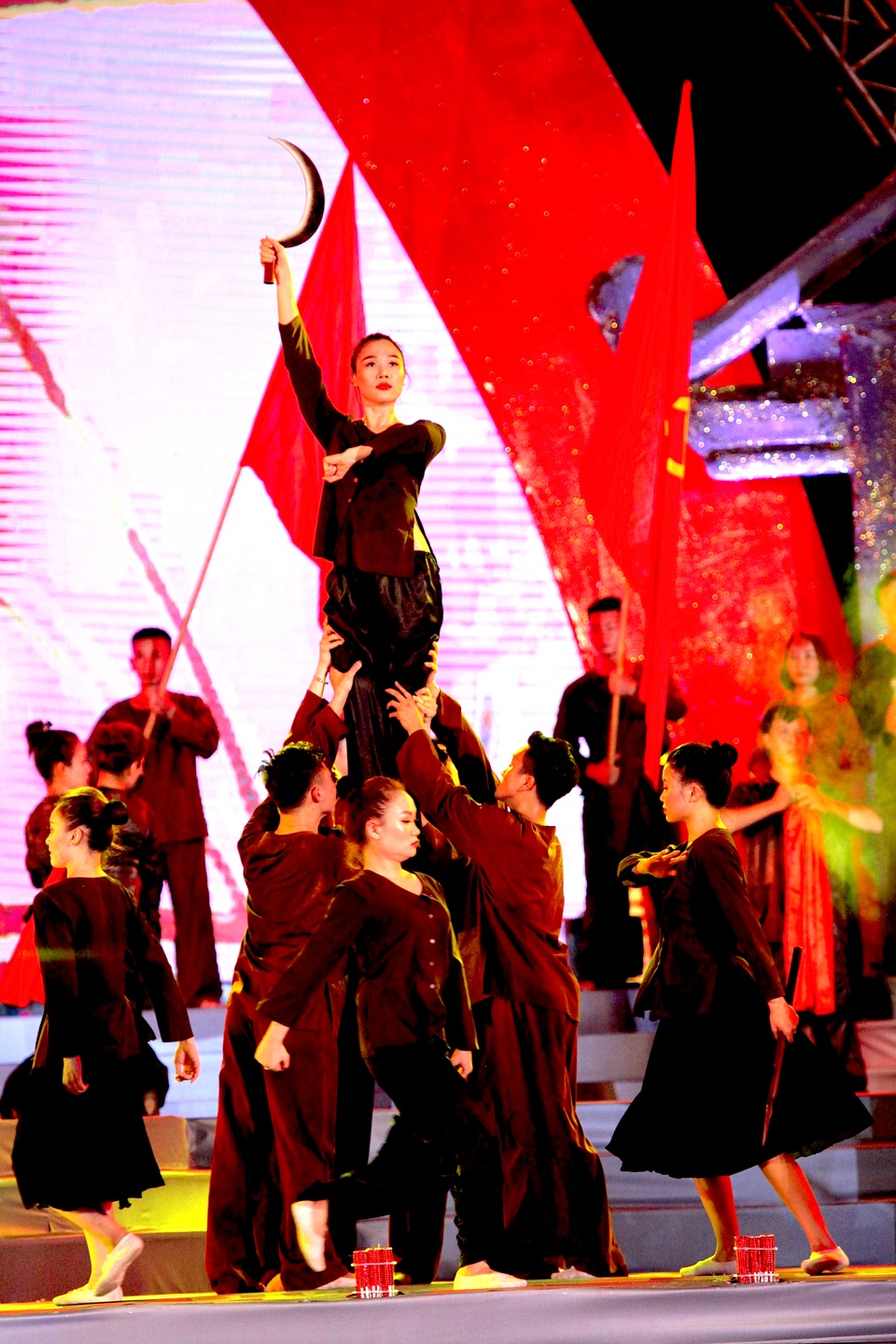 Ấn tượng chương trình nghệ thuật đặc biệt “Bến Thủy anh hùng” - 10 Ấn tượng chương trình nghệ thuật đặc biệt “Bến Thủy anh hùng” - 10