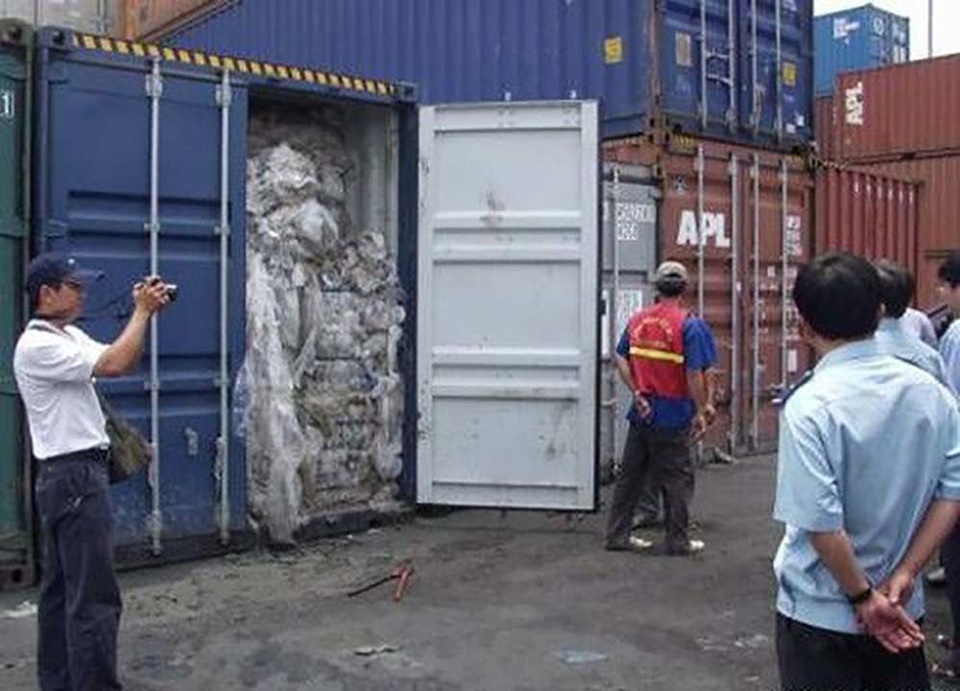 Bắt giam cựu cán bộ hải quan cửa khẩu Cảng Sài Gòn - 1 Bắt giam cựu cán bộ hải quan cửa khẩu Cảng Sài Gòn - 1