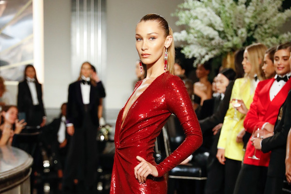 Bella Hadid khoe eo thon gợi cảm - 8 Bella Hadid khoe eo thon gợi cảm - 8
