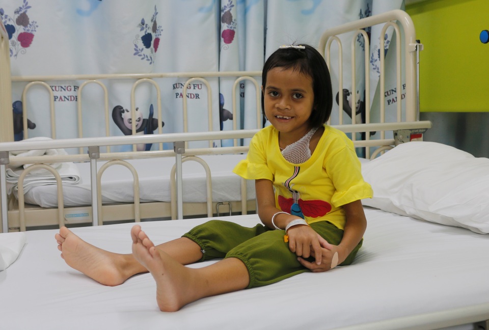 Giải cứu bé gái mang khối bướu chiếm 1/3 cơ thể - 3 Giải cứu bé gái mang khối bướu chiếm 1/3 cơ thể - 3