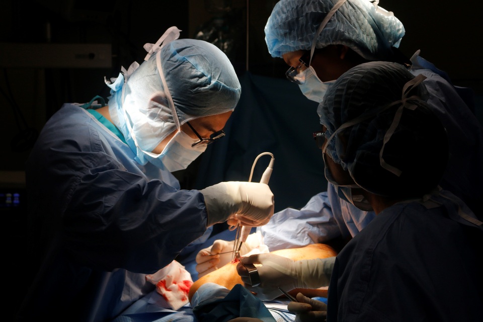 Giải cứu bé gái mang khối bướu chiếm 1/3 cơ thể - 2 Giải cứu bé gái mang khối bướu chiếm 1/3 cơ thể - 2