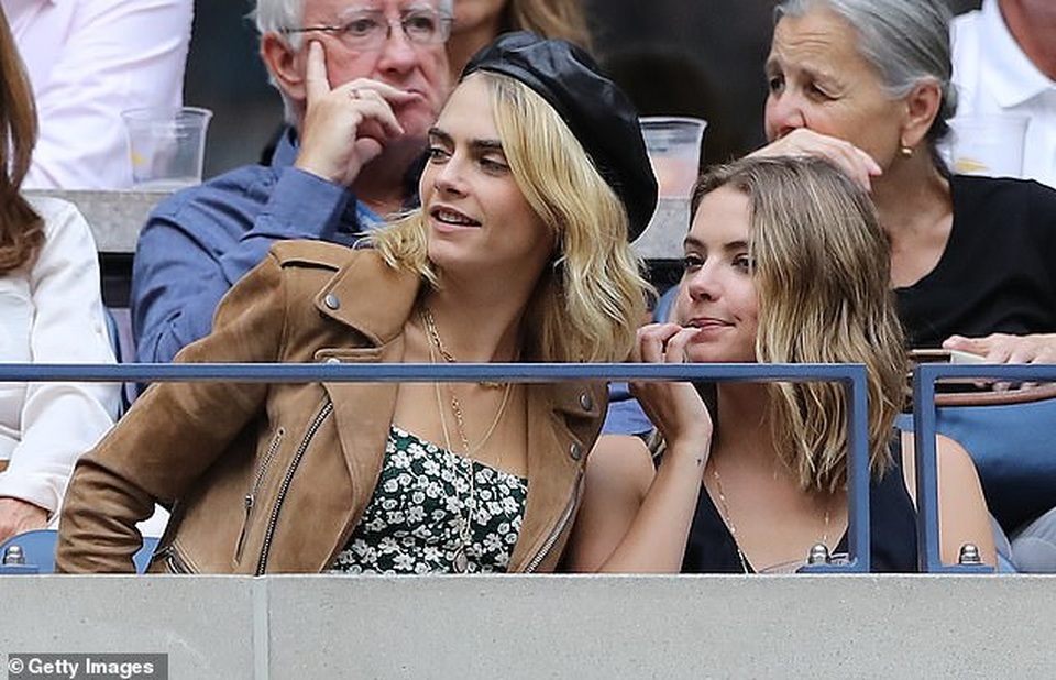 Cara Delevingne tình tứ hôn bạn gái - 6 Cara Delevingne tình tứ hôn bạn gái - 6