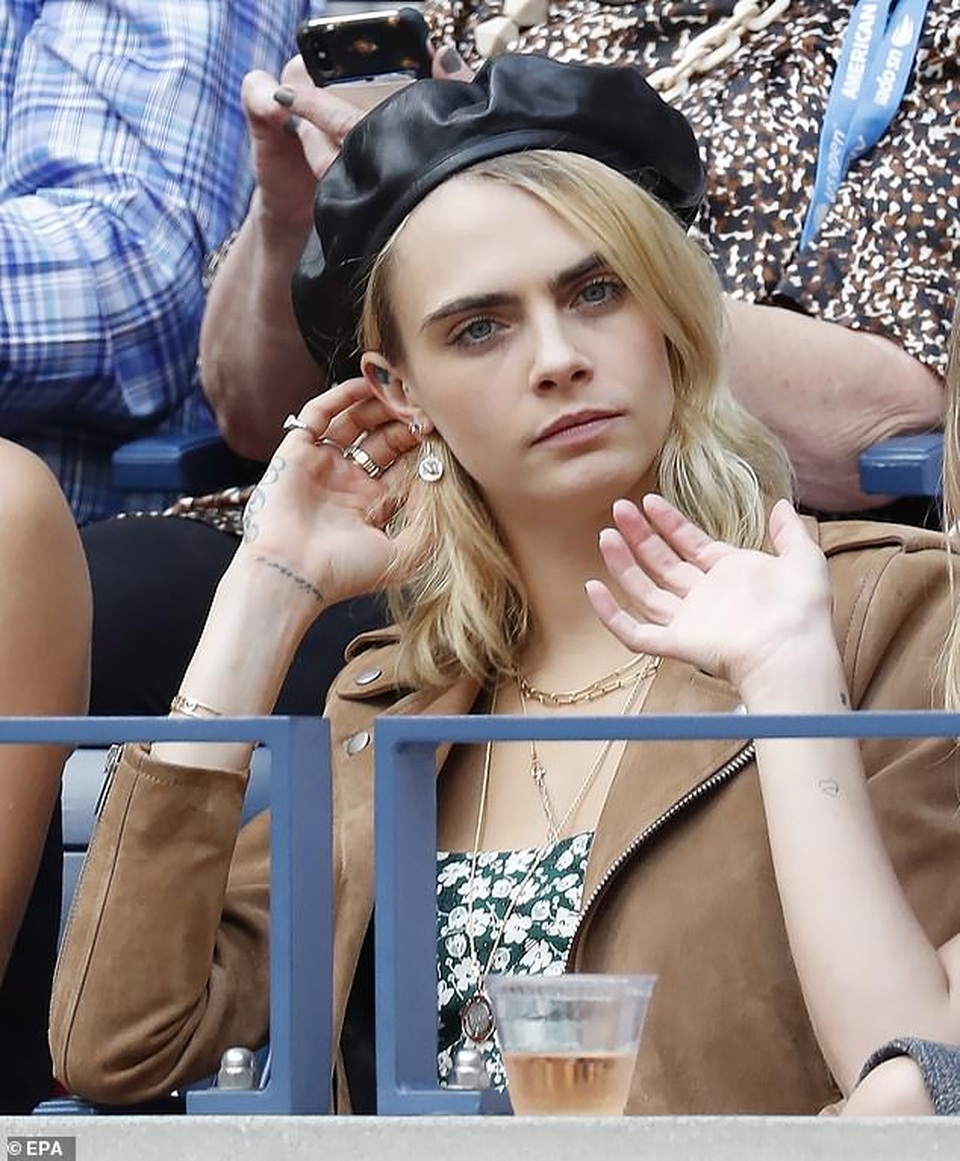 Cara Delevingne tình tứ hôn bạn gái - 2 Cara Delevingne tình tứ hôn bạn gái - 2