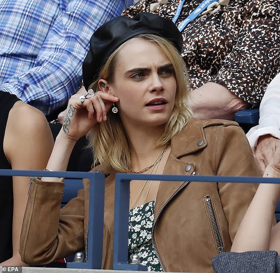 Cara Delevingne tình tứ hôn bạn gái - 7 Cara Delevingne tình tứ hôn bạn gái - 7