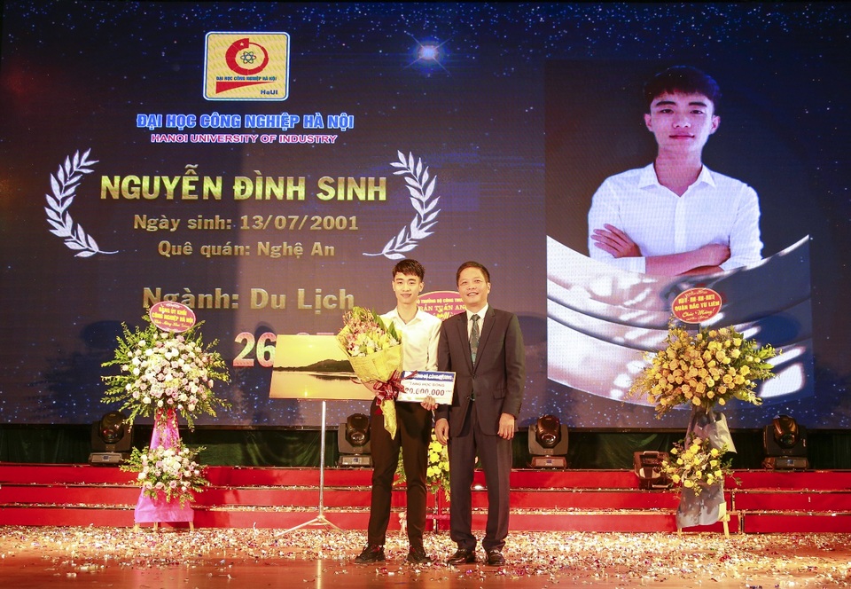 Bộ trưởng Trần Tuấn Anh làm thơ ca ngợi hình ảnh người thầy - 3 Bộ trưởng Trần Tuấn Anh làm thơ ca ngợi hình ảnh người thầy - 3