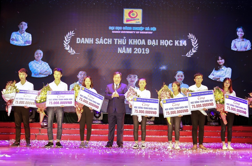 Bộ trưởng Trần Tuấn Anh làm thơ ca ngợi hình ảnh người thầy - 4 Bộ trưởng Trần Tuấn Anh làm thơ ca ngợi hình ảnh người thầy - 4