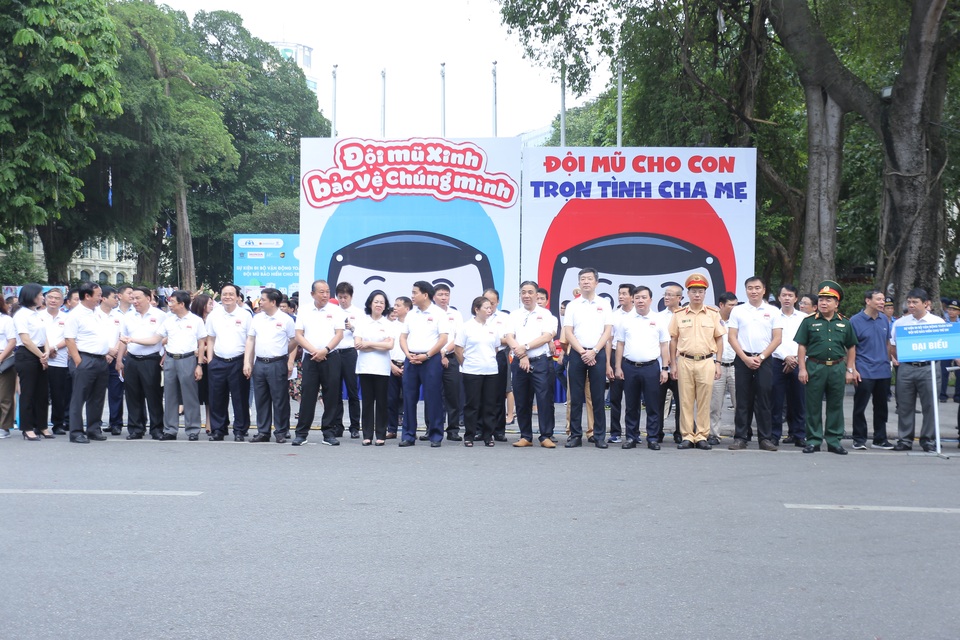 3000 học sinh lớp 1 xuống đường vận động “Đội mũ bảo hiểm cho trẻ em” - 1 3000 học sinh lớp 1 xuống đường vận động “Đội mũ bảo hiểm cho trẻ em” - 1