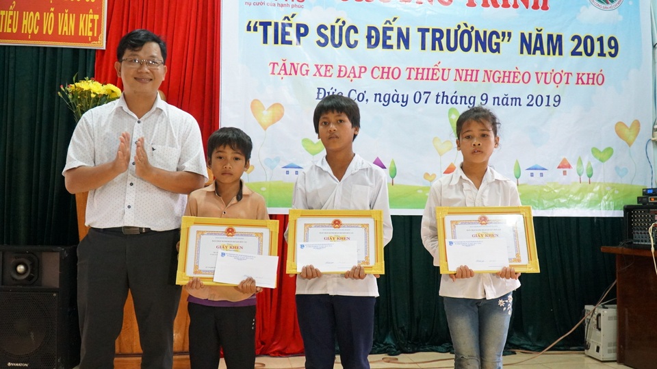 Khen thưởng 3 học sinh dũng cảm cứu người khỏi đuối nước - 1 Khen thưởng 3 học sinh dũng cảm cứu người khỏi đuối nước - 1
