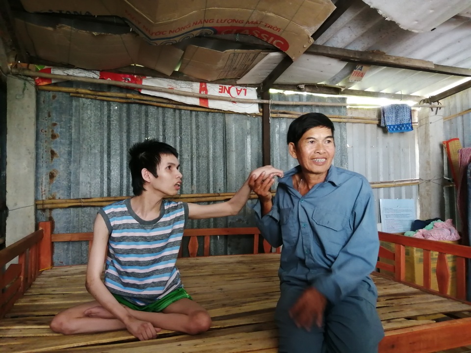 Nghẹn ngào cảnh gà trống bệnh tật sống lay lắt nuôi con tật nguyền - 10 Nghẹn ngào cảnh gà trống bệnh tật sống lay lắt nuôi con tật nguyền - 10