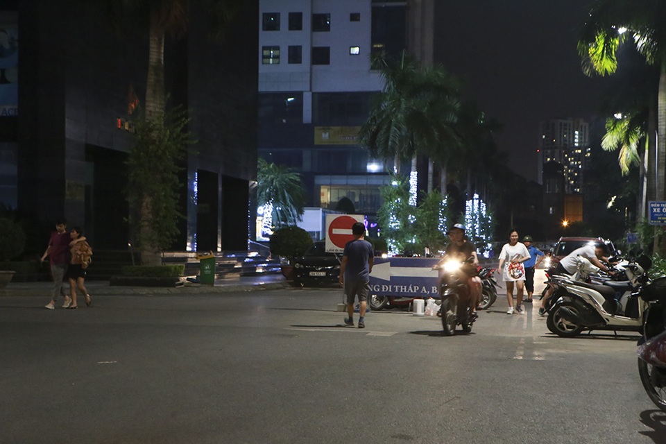 Cháy công ty Rạng Đông: Dân chung cư sơ tán tránh nhiễm độc - 8 Cháy công ty Rạng Đông: Dân chung cư sơ tán tránh nhiễm độc - 8