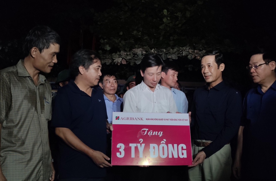 Phó Thủ tướng Vương Đình Huệ đến thăm và tặng quà bà con vùng lũ  - 4