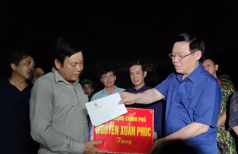 Phó Thủ tướng Vương Đình Huệ đến thăm và tặng quà bà con vùng lũ  - 3
