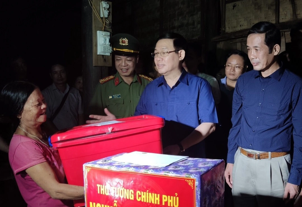Phó Thủ tướng Vương Đình Huệ đến thăm và tặng quà bà con vùng lũ  - 1
