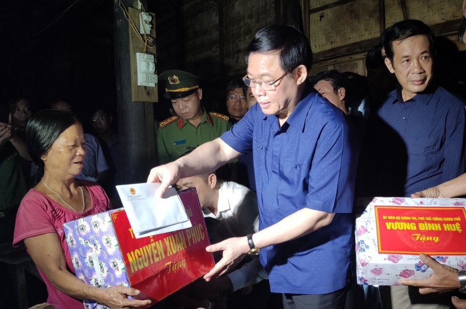 Phó Thủ tướng Vương Đình Huệ đến thăm và tặng quà bà con vùng lũ  - 2