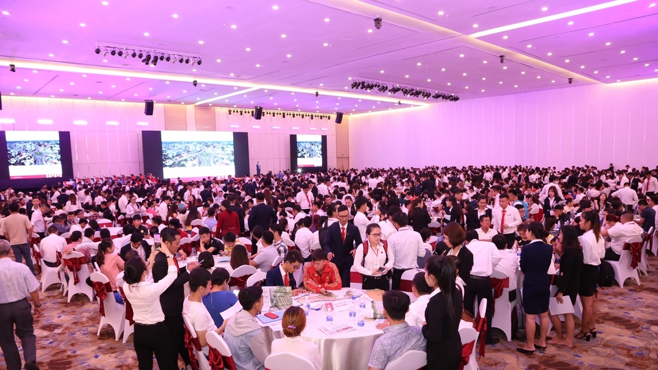 Không khí “nóng rực” tại sự kiện mở bán Cát Tường Phú Hưng đợt 5 - 1 Không khí “nóng rực” tại sự kiện mở bán Cát Tường Phú Hưng đợt 5 - 1